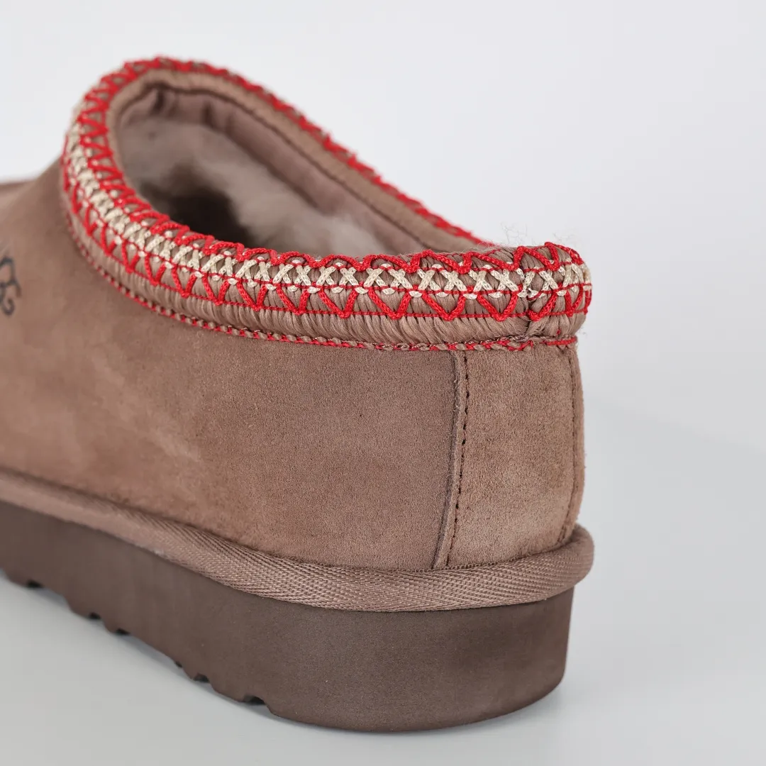 Copy price 💰540 Core recommendation Good price 5cm thick sole, independently developed original outsole, cashmere insole, keeping warm in winter, suitable for home use. In the new year, uug launched a style series, which is partially geared towards the preferences of young consumers. It has also moved to the forefront of fashion trends. Shoe body material, water-repellent coated suede upper, 17 mm UGGPURE™ implanted wool insole, lightweight non-slip and comfortable rubber outsole, with brand LOGO and trademark, with full package Size: 35 36 37 38 39 40 41 42 43 44 45